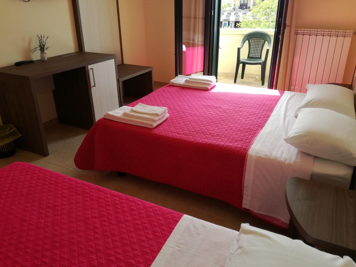 B&B Hotel Helios Uggiano La Chiesa Extérieur photo