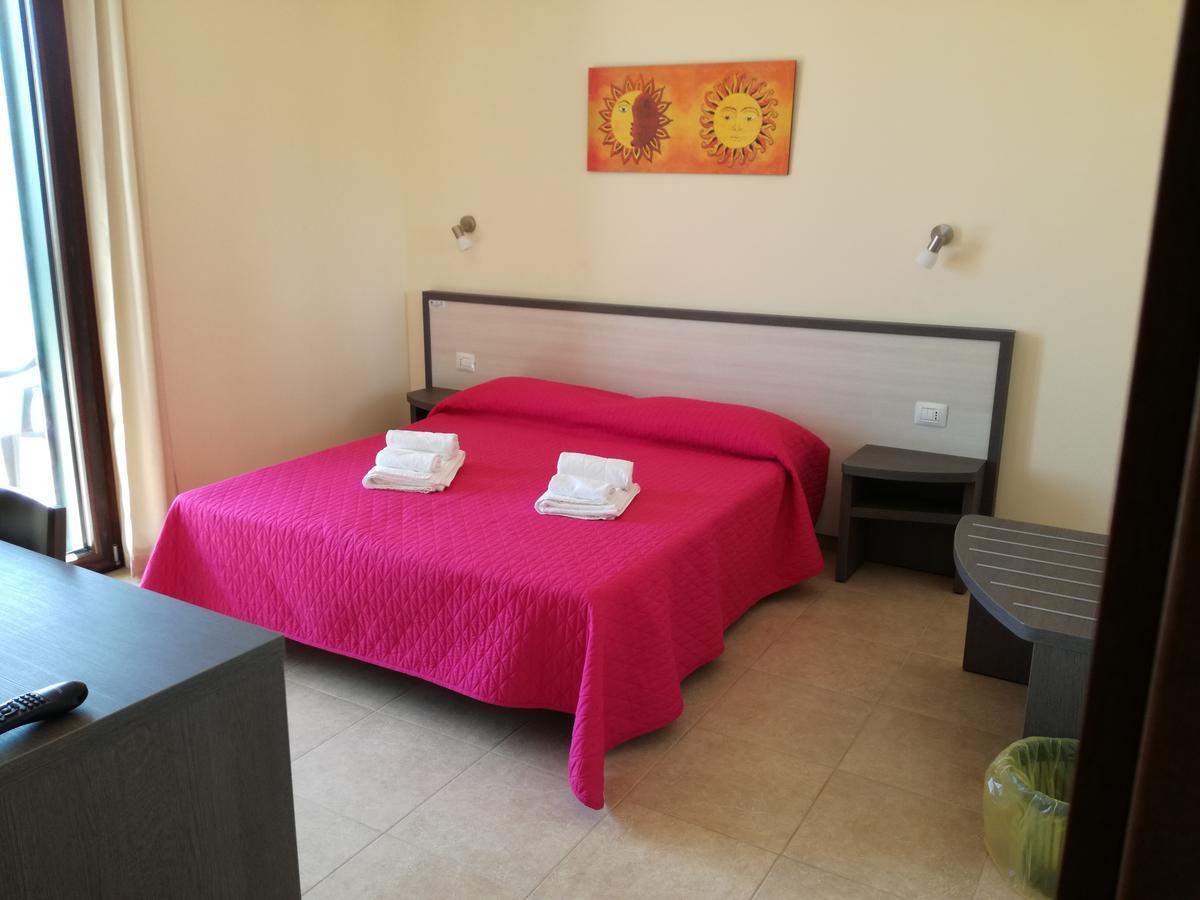 B&B Hotel Helios Uggiano La Chiesa Extérieur photo